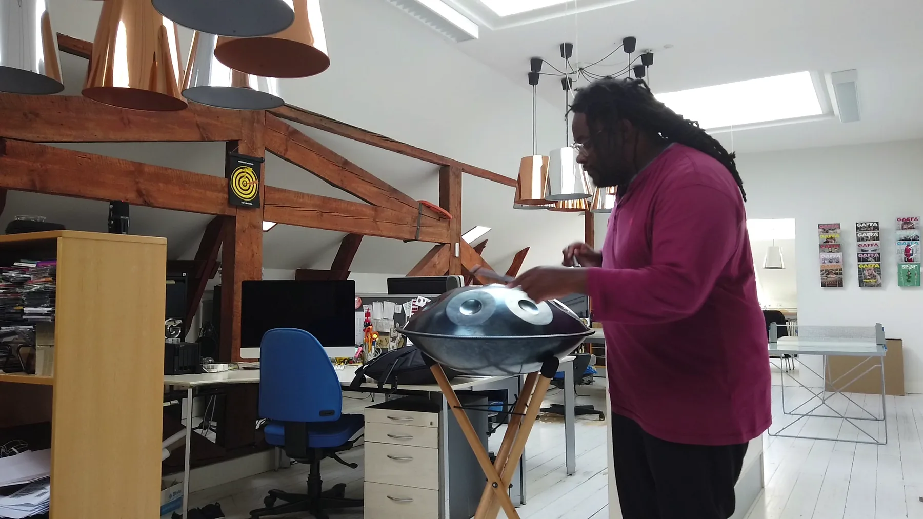 Musicien jouant du handpan en intérieur Musicien jouant du handpan en intérieur