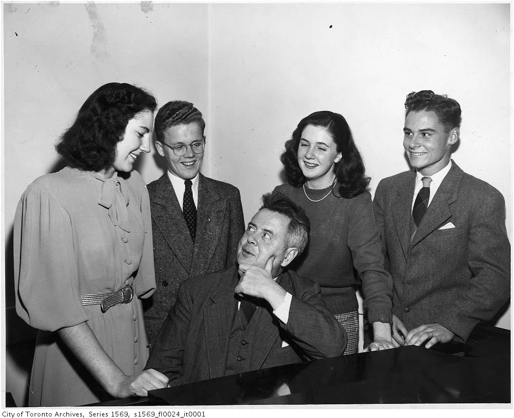 Étudiants en musique réunis autour du piano Étudiants en musique réunis autour du piano