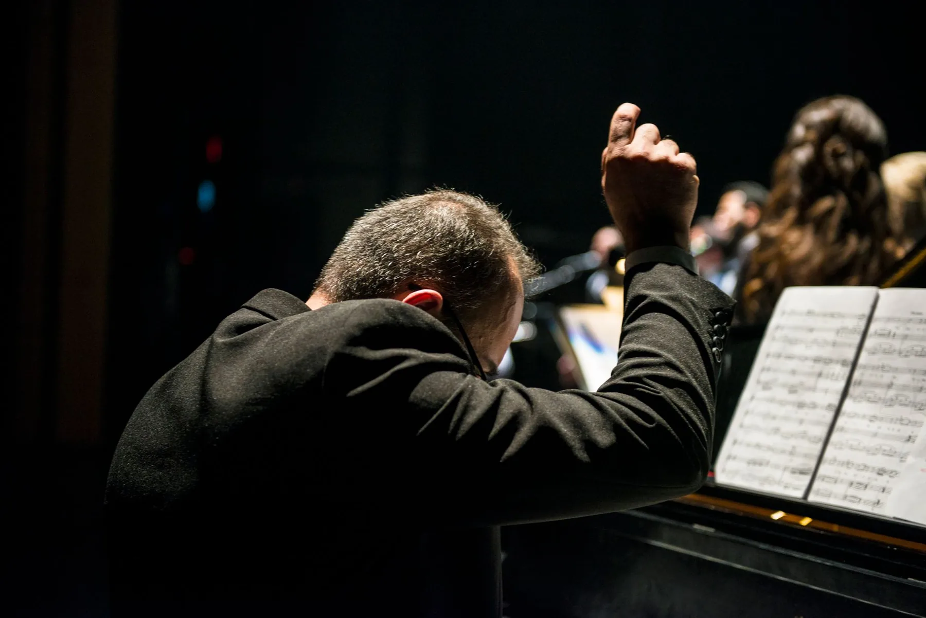 Conductor in the midst of conducting