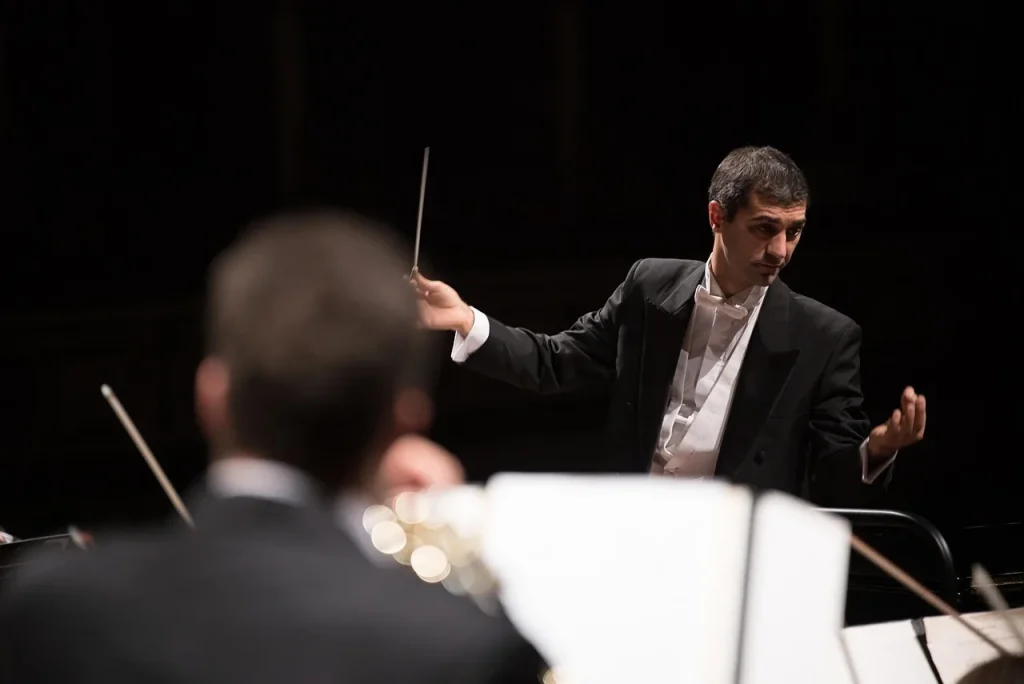 Le rôle du chef d'orchestre en soundpainting : plus qu'un simple guide